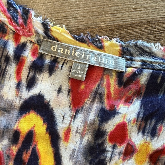 Daniel Rainn Aztec Print Top with buttons - Picture 4 of 4